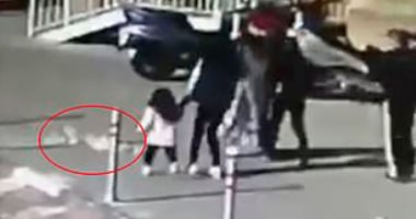 فيديو.. لحظة سقوط زجاجة شمبانيا على رأس طفلة من الدور الـ 23 فى موسكو