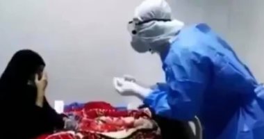 مشهد إنسانى.. تكريم ممرض عراقى بعد غنائه لمريضة كورونا مسنة.. فيديو