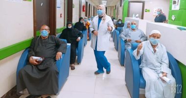 صور.. مستشفى إسنا للحجر الصحى تعلن خروج 14 حالة شفاء من كورونا