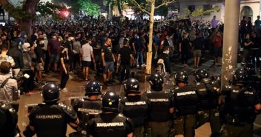 صور.. اشتباكات عنيفة بين الشرطة والمتظاهرين فى صربيا لليوم الثانى
