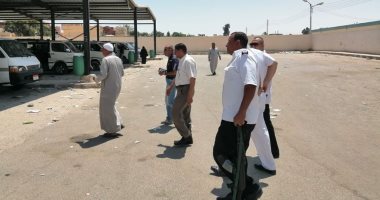 رئيس مدينة بئر العبد بشمال سيناء يحقق ميدانيا فى شكاوى رفع السائقين للأجرة