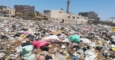 سيبها علينا.. شكوى من انتشار القمامة بمنطقة قرية الشرفا بكفر الشيخ