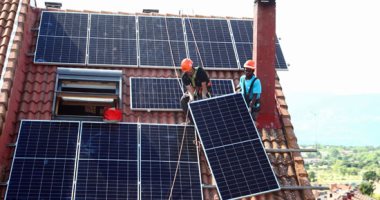 محطات الطاقة الشمسية تغطى أسطح المنازل فى بلدة إسبانية