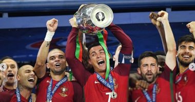 رونالدو يحتفل بمرور 4 سنوات على أفضل لحظات حياته مع كرة القدم.. صور