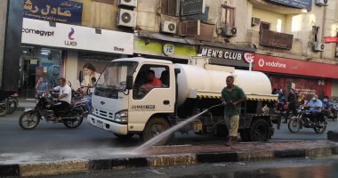 رئيس مدينة الأقصر يتابع حملة النظافة وكنس وغسل الشوارع.. صور