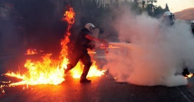 اشتباكات عنيفة بين الشرطة ومحتجين ضد خطط الحكومة لتنظيم التظاهرات باليونان