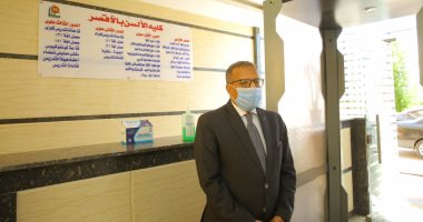صور.. رئيس جامعة الأقصر يتابع تطبيق الإجراءات الاحترازية أثناء سير الامتحانات