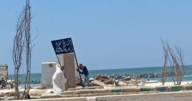 فيديو وصور.. .وضع لافتات "مغلق بأمر الوزراء" على شاطئ النخيل بالإسكندرية