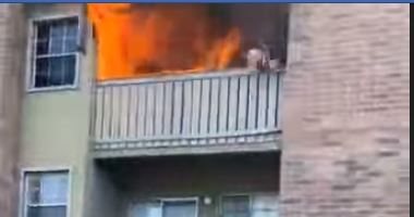 لحظة إنقاذ طفل سقط من مبنى محترق في ولاية أريزونا الأمريكية.. فيديو