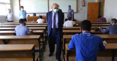 رئيس جامعة المنيا يتفقد امتحانات الحاسبات والآداب.. صور