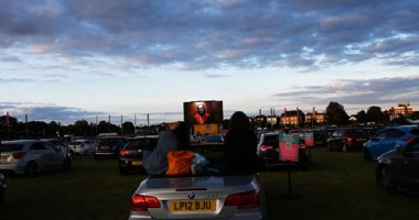 البريطانيون يشاهدون فيلم الجوكر بسينما للسيارات بلندن للحد من انتشار كورونا