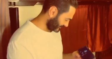 تامر حسنى يستمع لأغنيته "بتغيب" بصوت عمر كمال: الله يا عمور فنان حقيقي.. فيديو
