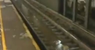 مياه العاصفة "فاى" تنهمر من الأسقف داخل محطة مترو فى نيويورك.. فيديو
