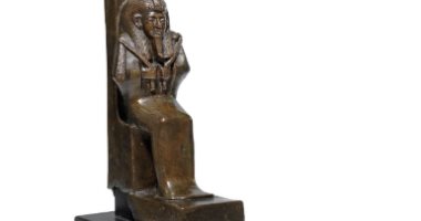 شاهد.. تمثال أثرى مصرى معروض للبيع فى دار كريستيز