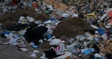 اهالى منطقة طوسون بالإسكندرية يشكون إلقاء القمامة بجوار سور البحرية