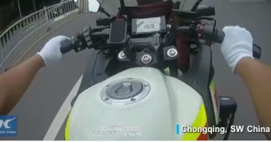 ضابط صينى يصطحب سيارة أم ورضيعها للمستشفى كأنه موكب رسمى .. فيديو