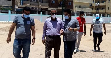 رئيس طور سيناء يتفقد أعمال تنجيل الملعب القانونى بمركز الشباب.. صور