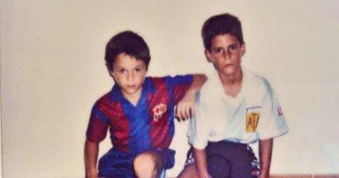 أندريس إنييستا يستعيد ذكريات الطفولة بصورة مع شقيقه في حب برشلونة منذ الصغر