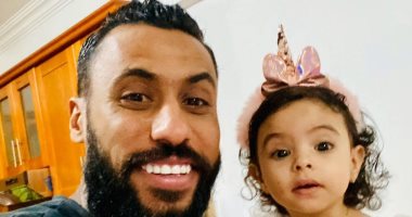 حسام عاشور يغلق التعليقات عبر ألبوم صور جديد بصحبه ابنته في البحر والمنزل