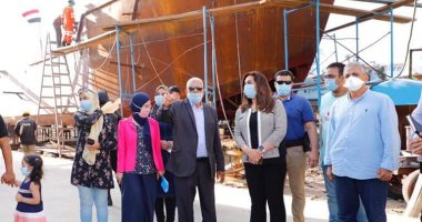 محافظ دمياط تجرى زيارة لإحدى ترسانات تصنيع السفن بمدينة عزبة البرج