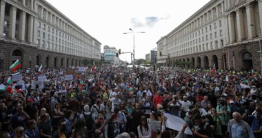 الآلاف يحتجون على حكومة بلغاريا ويتشاجرون مع الشرطة