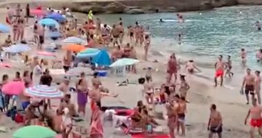 إغلاق شاطئ بإسبانيا بسبب الازدحام وغياب تطبيق إجراءات مكافحة كورونا..فيديو