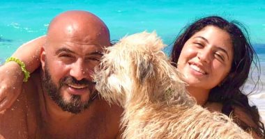 بصورة مع كلبها تيدي .. مجدى الهوارى وابنته مريم يستمتعان بإجازة على الشاطئ