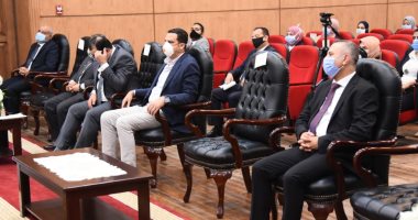 محافظ بورسعيد يتعهد بتكريم الموظفين المتميزين بالجهاز التنفيذى ومعاقبة المقصرين