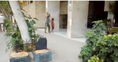فيديو لشيال كفيف بمساعدة ابنه يثير التعاطف على السوشيال.. وحملة للبحث عنه