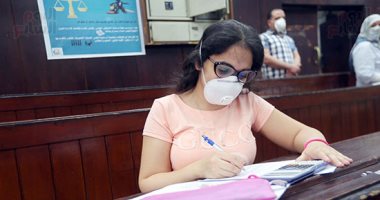 كواشف حرارية وبوابات تعقيم فى امتحانات طلاب الفرق النهائية بجامعة القاهرة