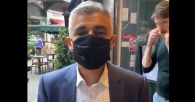 عمدة لندن يطالب المواطنين ارتداء الكمامات داخل الكافيهات.. فيديو
