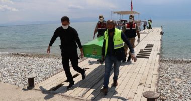 ارتفاع أعداد ضحايا غرق قارب لاجئين في تركيا لـ 33 شخصا وسط صمت حكومى