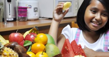 5 نصائح للآباء ينصح باتباعها لجعل طفلك يتناول طعامًا صحيًا