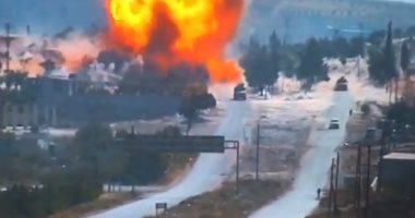 شاهد.. لحظة استهداف دورية عسكرية روسية مشتركة مع تركيا بريف إدلب