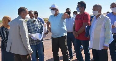 محافظ الوادي الجديد يتفقد الموقع المقترح لإقامة مصنع تعبئة مياه طبيعية بقرية بولاق 