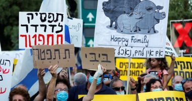 متظاهرون يطالبون باستقالة نتنياهو ويشبهون الحكومة بـ"الخنازير السعيدة"‏