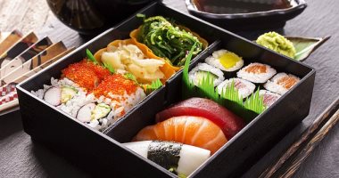 أطباء يكتشفون دودة حية فى حلق يابانية بعد تناولها وجبة سوشى نيئة.. صور