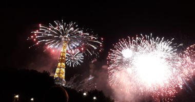 برج إيفل بأضوائه المبهرة وإطلاق الألعاب النارية فى احتفالات فرنسا بيوم الباستيل