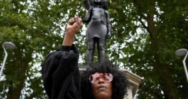 شاهد.. وضع تمثال لفتاة سوداء شاركت فى الاحتجاجات بدلا من تاجر رقيق فى إنجلترا