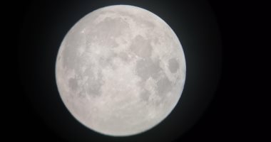 صور.. قارئ يشارك بصور للقمر عبر التلسكوب من مدينة 6 أكتوبر