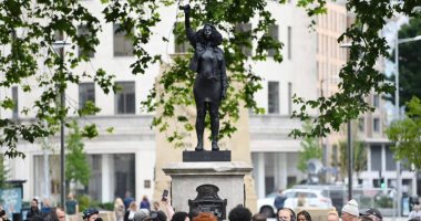 الشرطة البريطانية تزيل تمثال المتظاهرة السوداء من مدينة بريستول