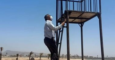 رئيس مدينة طور سيناء يتابع تركيب أبراج الإنقاذ على شاطئ أهل مصر