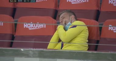 آرثر ميلو نائم في المدرجات بعد تأخر برشلونة ضد أوساسونا.. فيديو وصور