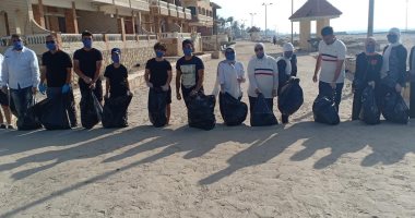 متطوعون بشمال سيناء ينفذون مبادرة لتنظيف الشاطئ.. صور