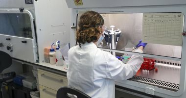 استجابة مناعية مع أول تجارب بشرية للقاح كورونا تطوره شركة أسترا زينيكا