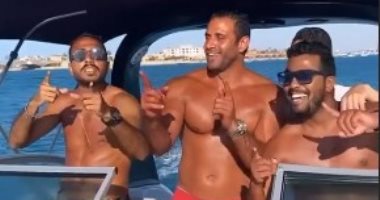 كهربا يستمتع بإجازة الصيف مع أصدقائه على متن قارب فى البحر.. صور