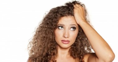 8 عادات خاطئة تدمر الشعر الكيرلى.. استخدام الفرشاة وقلة الترطيب أخطرها