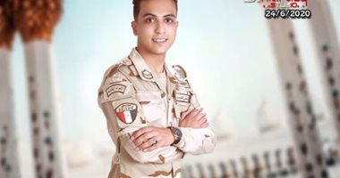 كلنا جيش مصر.."مصطفى إبراهيم " يشارك صورته بالزى العسكرى خلال فترة تجنيده