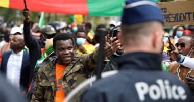 مواطنو الكاميرون يتظاهرون أمام مبنى المجلس الأوروبى للتنديد بحكومة بلادهم
