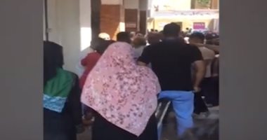 فيديو .. مواطن وزوجته يعتديان على فريق التمريض بمركز صحة الأسرة بالطالبية